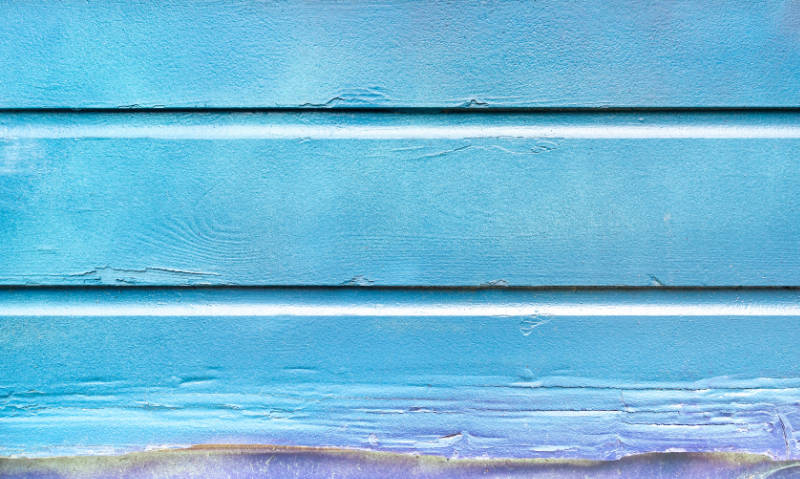 Peinture bleu sur mur en bois